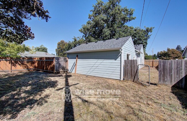 Building Photo - 2 Bedroom Home with Garage- Corner Lot!