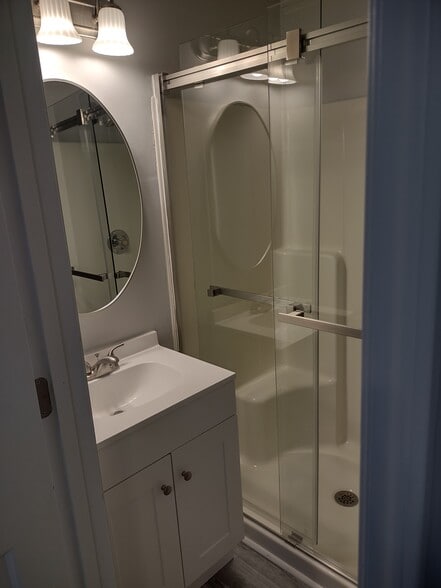 Master bathroom - 1208 E Main St