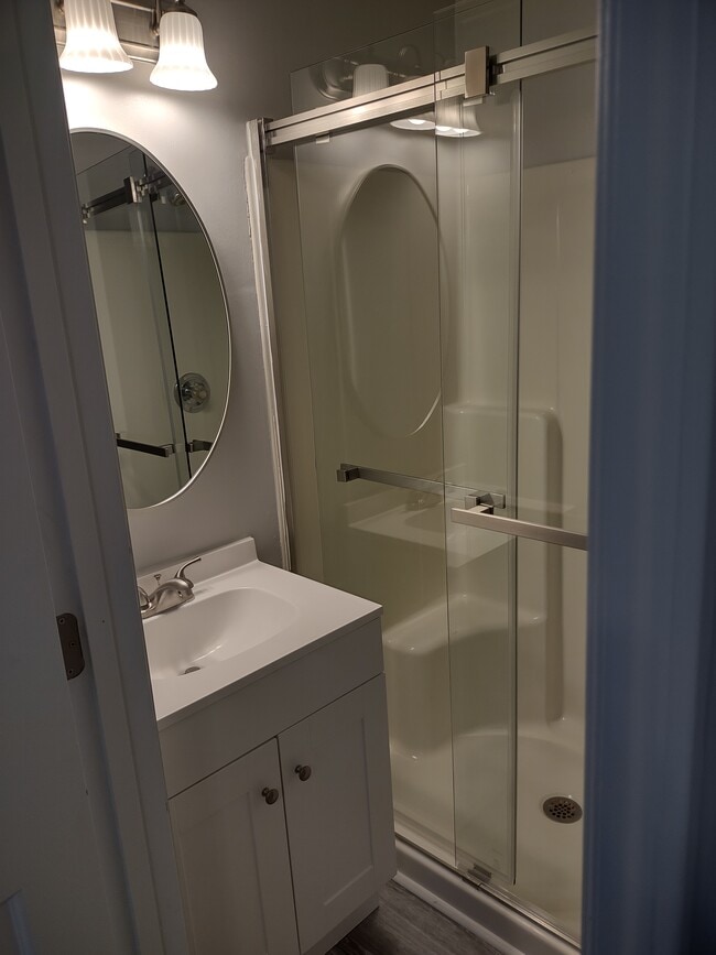 Master bathroom - 1208 E Main St