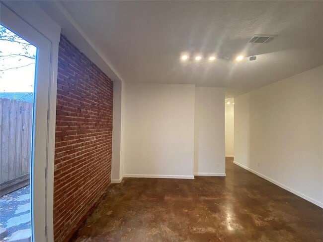 Building Photo - 1112 Lawrence St