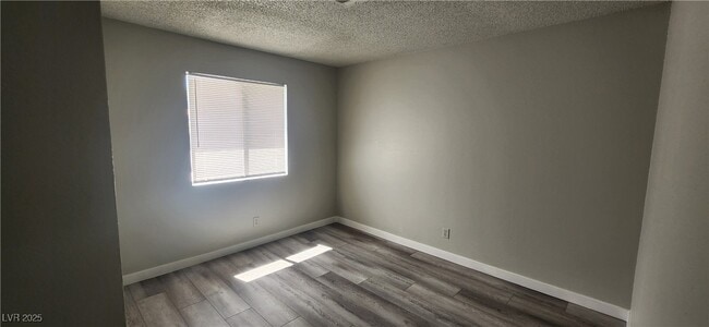 Building Photo - 825 Rock Springs Dr