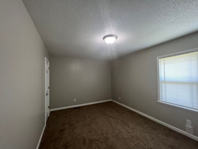 Building Photo - 890 Bedrock Dr