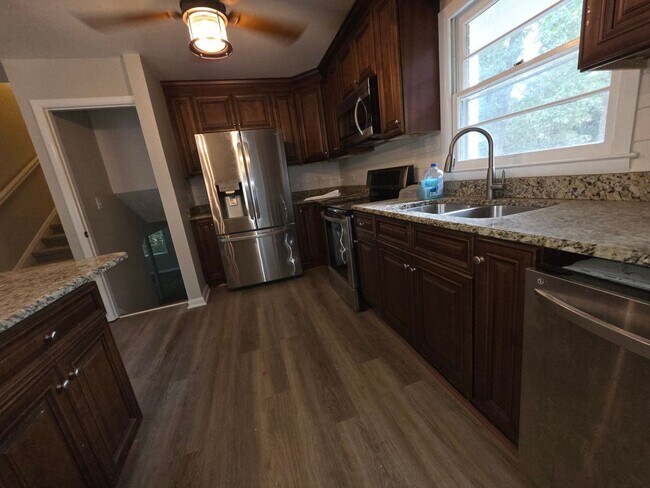 Building Photo - Renovated Kitchen, 3 BR / 3 BH home in Terry Sanford Area!