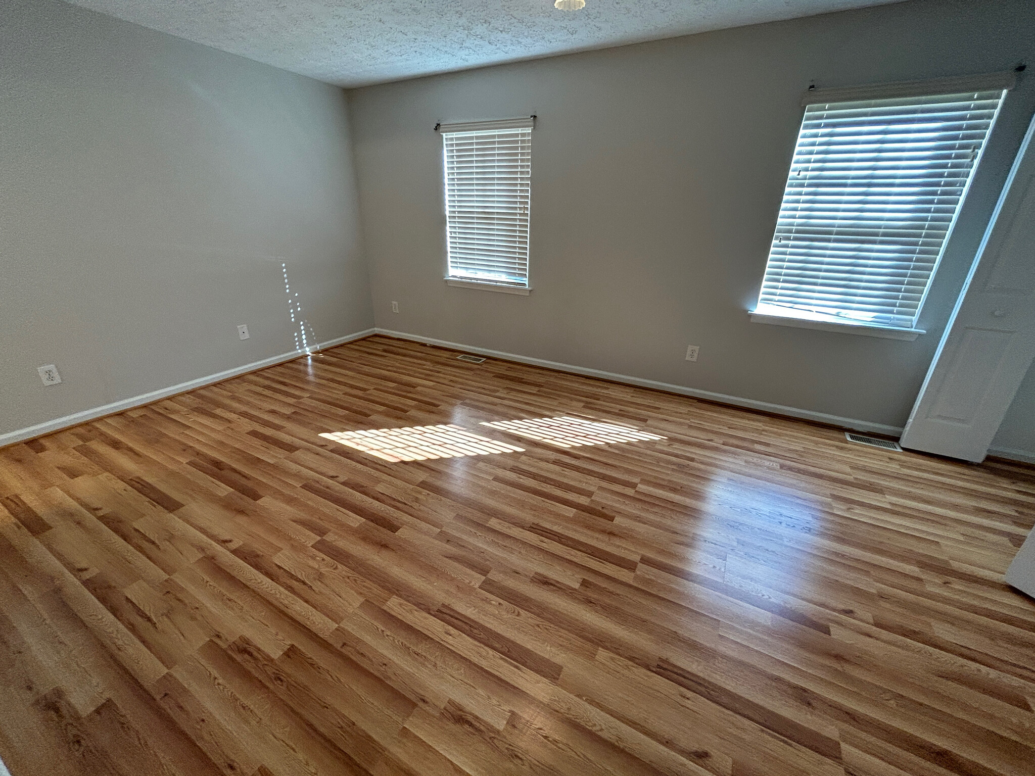 Building Photo - Room in House on Beaverwood Dr