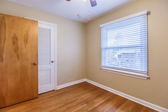 Building Photo - Lovely Large 3 Bedroom 1 1/2  Bath Ranch Style Home