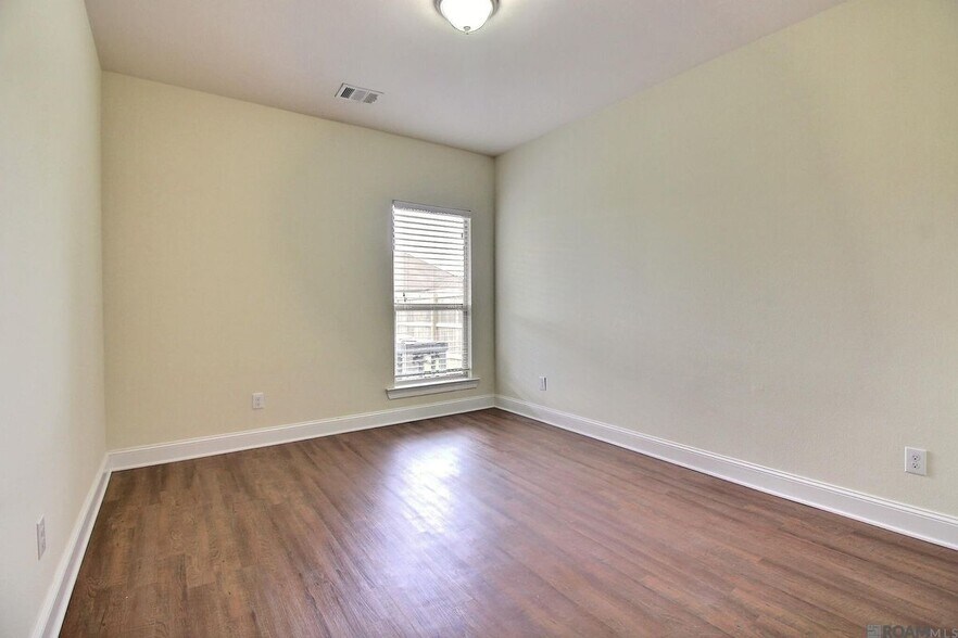 Building Photo - 20357 Chaumont Ave