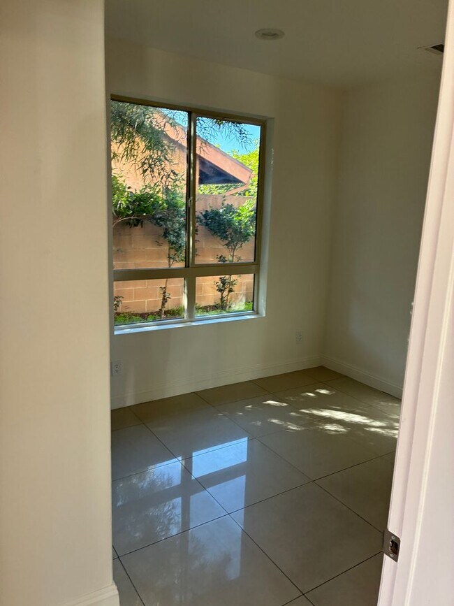 Building Photo - 9619Long