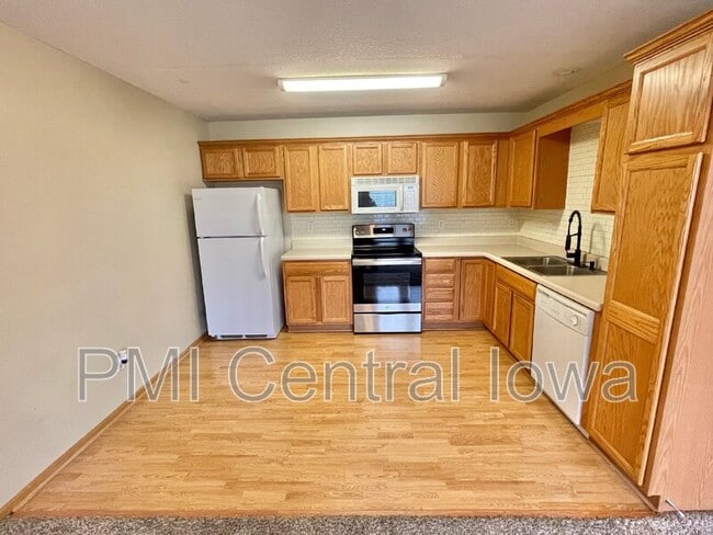 Building Photo - 1262 SE Village View Ln
