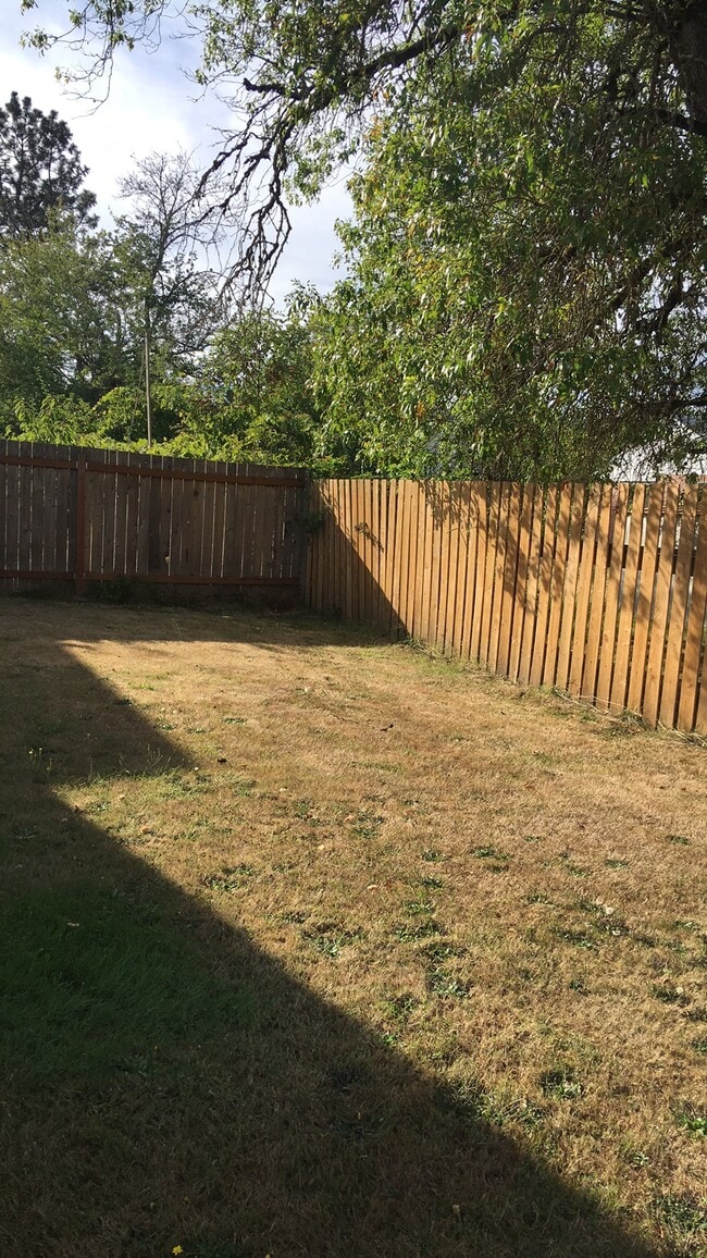 Building Photo - 595 NW Oak Ave