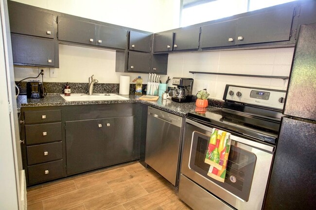 Building Photo - 604 E 8th St