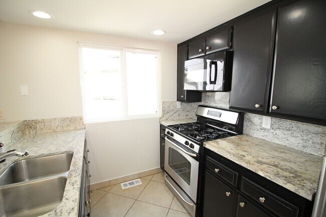 Building Photo - Oceanfront Silverstrand | 4 Bedroom + 3 Ba...