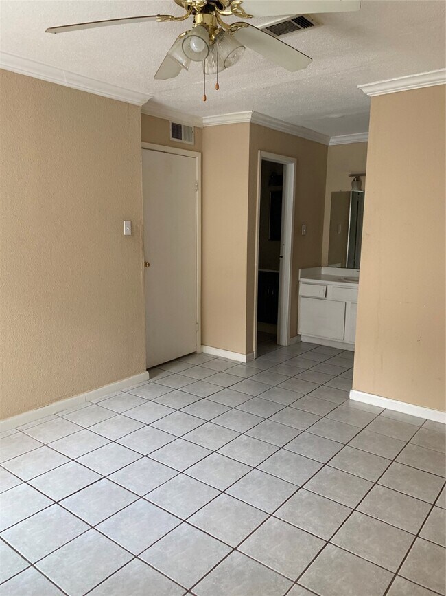 Building Photo - 13480 S Thorntree Dr