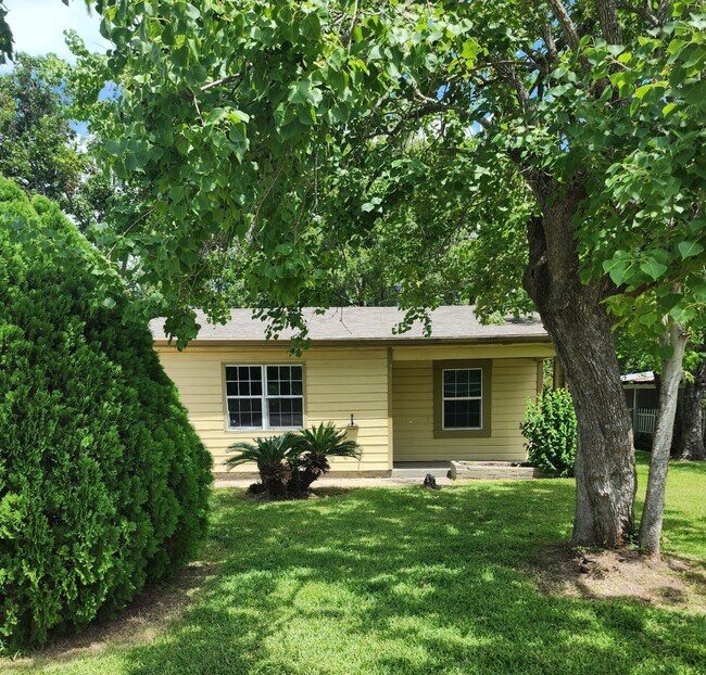 Primary Photo - 500 Bluebonnet Dr