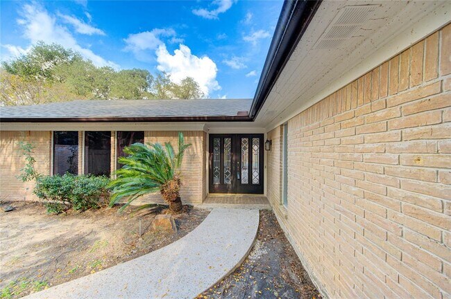 Building Photo - 11024 Riverview Dr