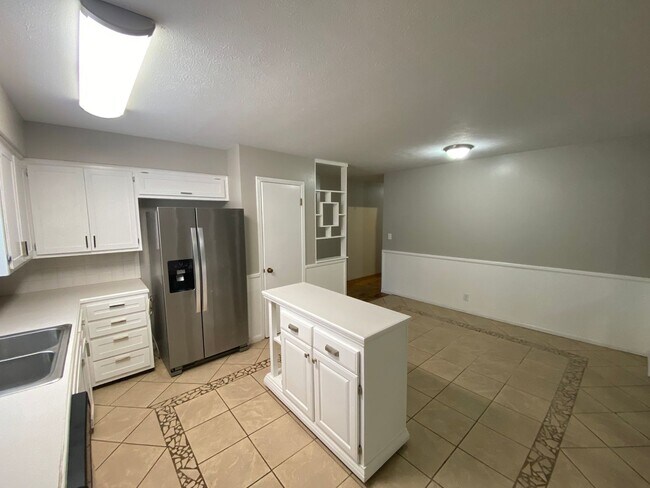 Building Photo - Corner lot; New appliances, New bathroom V...