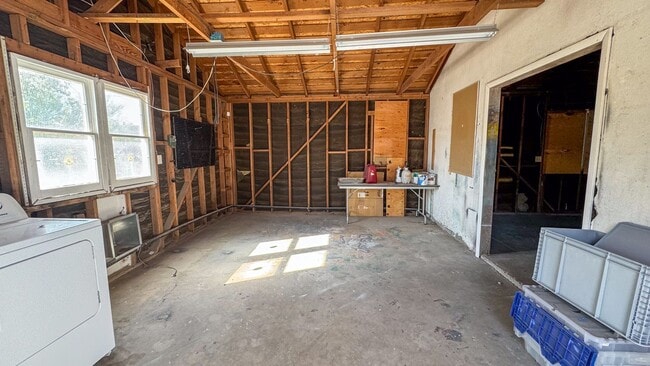 Building Photo - 3-Bed, 2-Bath Single Story Home with Big Y...
