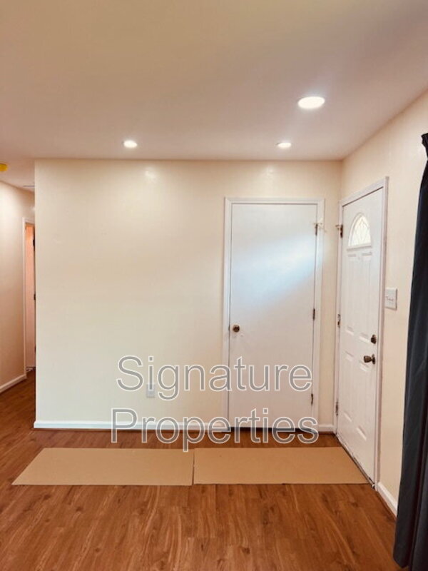 Building Photo - 1805 Maplewood Ave