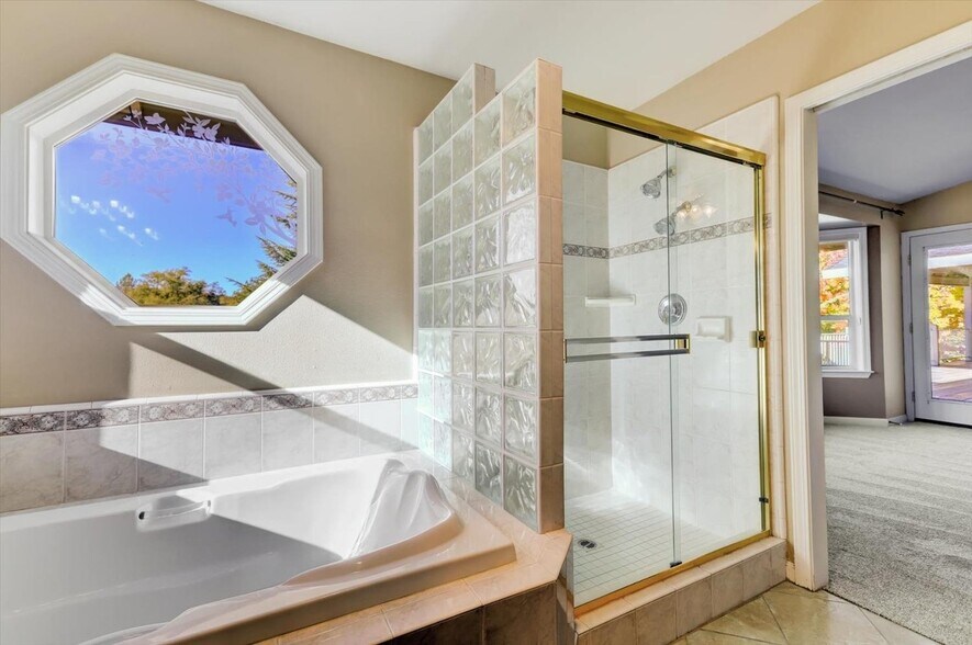 Master Bath - 18527 Jayhawk Dr