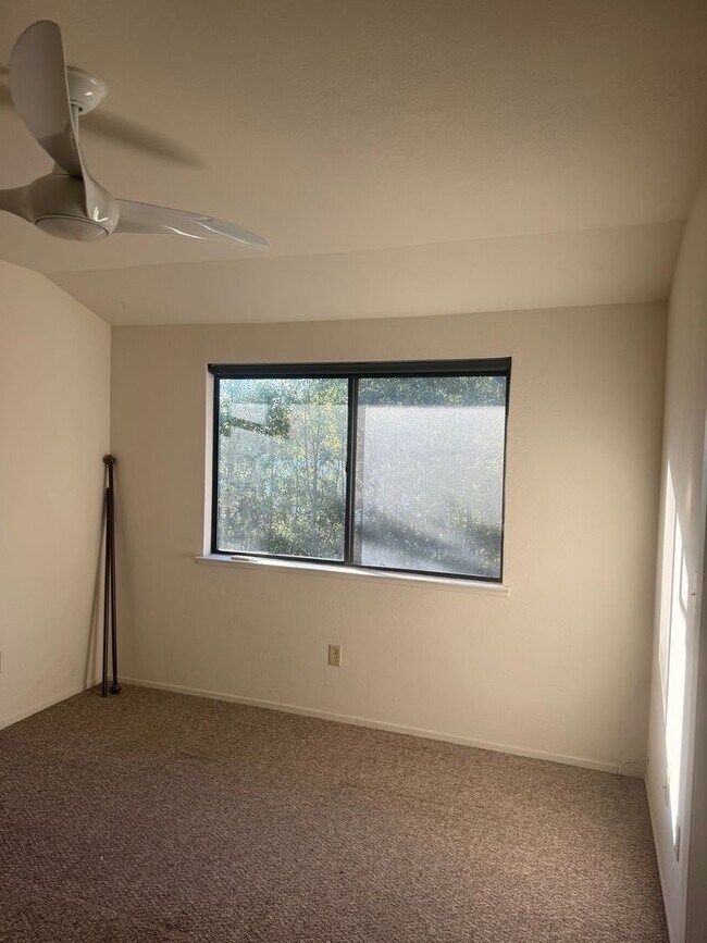 Building Photo - Charming Live Oak Townhome – Completely Renovated & Move-In Ready!