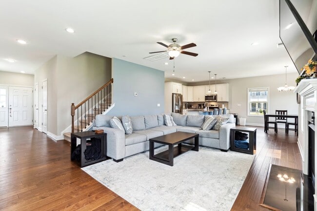 Building Photo - Fenced Yard 4 Bedroom w 3rd Floor Bonus Room!