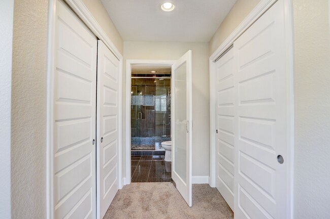 Building Photo - Spacious & Modern Home in Crestmoor Park!
