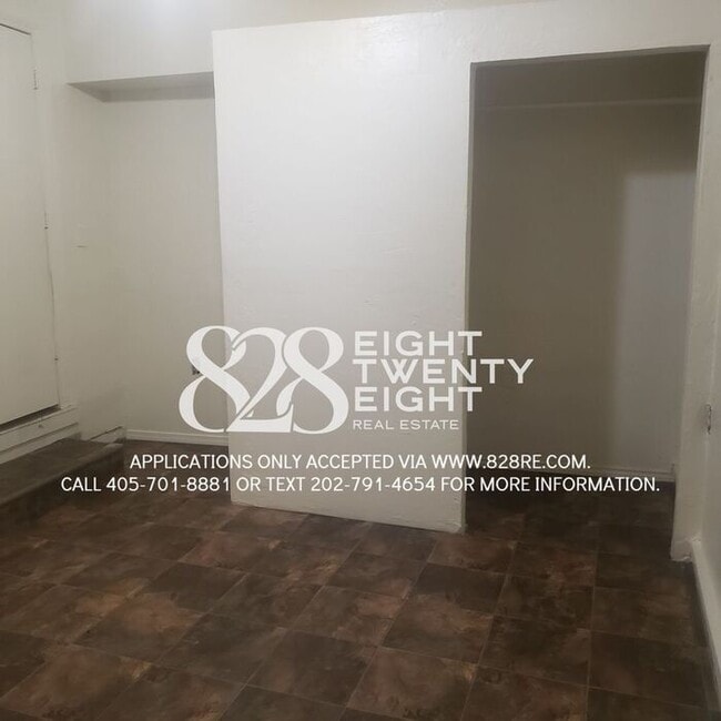 Building Photo - *AVAILABLE NOW!* 4 bed/1 Bath House with an Awesome Backyard!