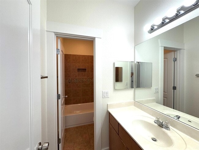 Building Photo - 609 Franklin Blvd