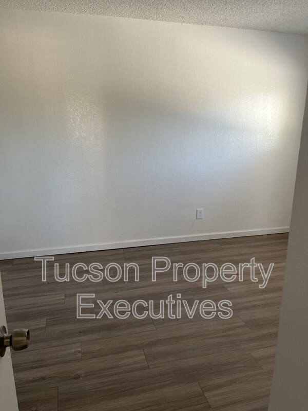 Building Photo - 3810 E Monte Vista Dr