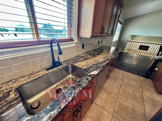 Building Photo - 4 Bed 3.5 Bath Beautiful Home In Sandy