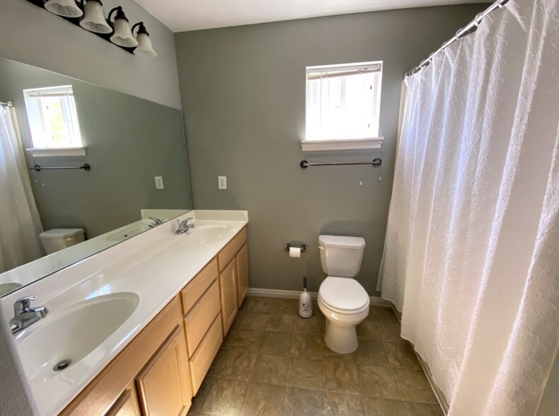 Building Photo - 879 Capital Ave