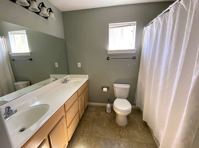 Building Photo - 879 Capital Ave