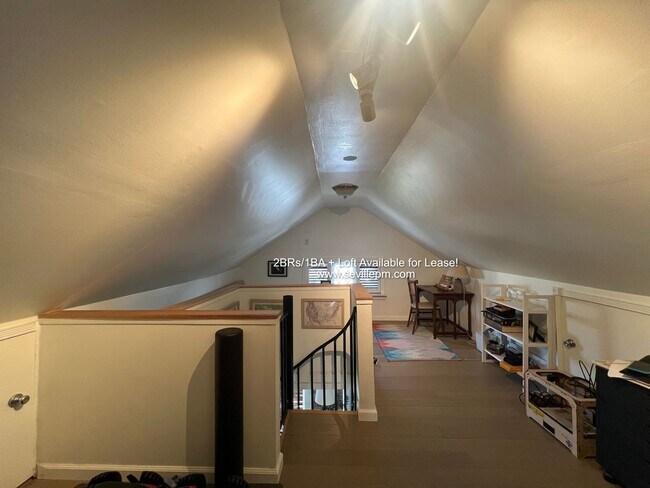 Building Photo - CHARMING 2 BEDROOM /1 BATHROOM HOME W/LOTS...