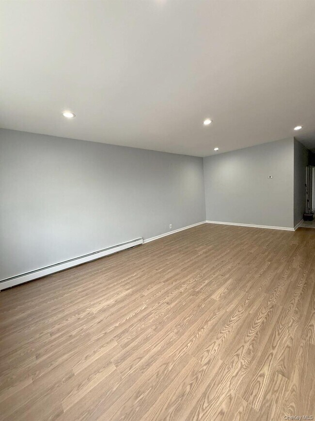 Building Photo - 61-54 55th Dr