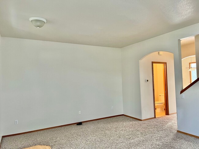 Building Photo - Excellent Location in Fishers Landing near...