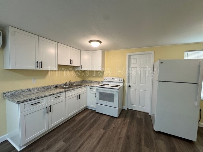 Building Photo - 205 Fern Dr