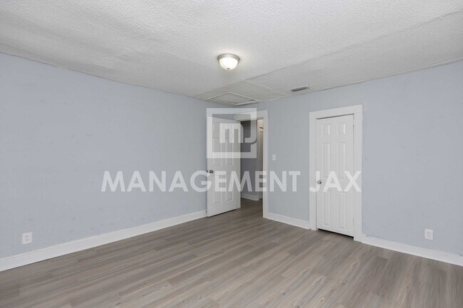 Building Photo - 1560 W 17th St