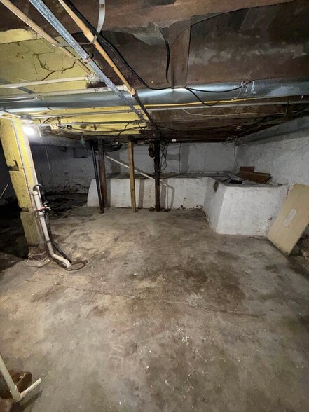 Building Photo - 347 N Stone St