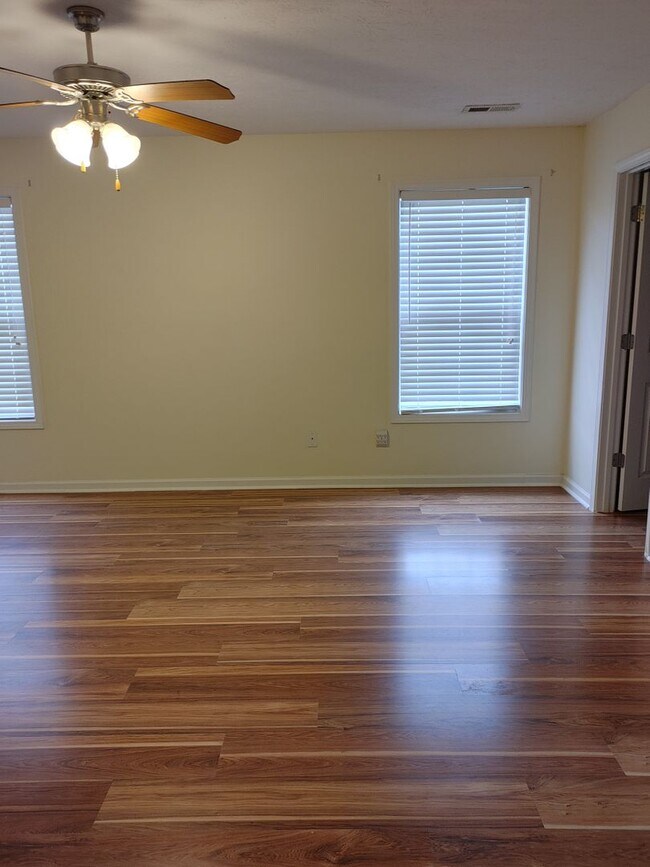 Building Photo - West Knoxville 37909 - Beautiful & newly remodeled with 4 bedroom, 3.5 baths - Call Sharon Arnwin...