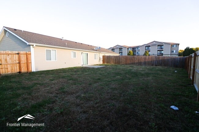 Building Photo - Comfortable 3 bedroom 2 bathroom duplex lo...