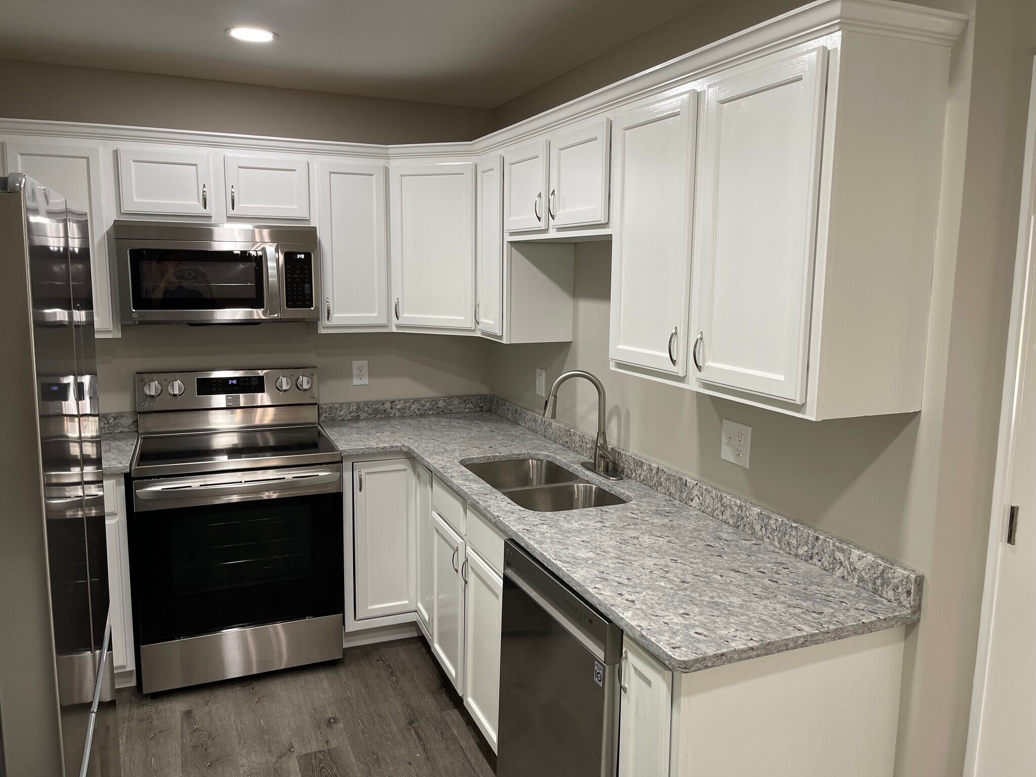 Kitchen - 903 Queens Ct