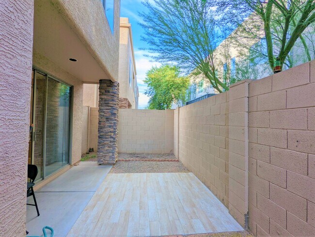 Building Photo - 2241 E Pinchot Ave