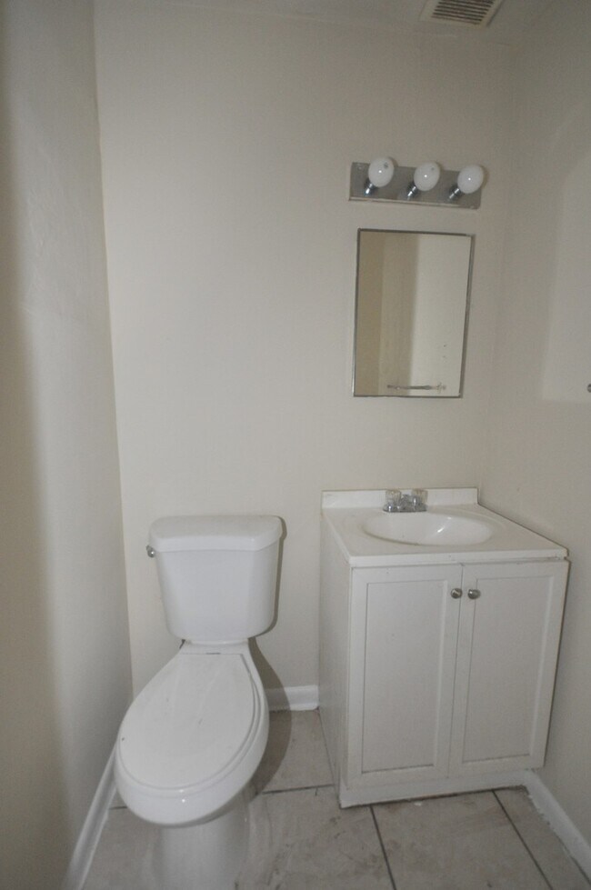 Building Photo - 4 Bed 2.5 Bath Single Family Home for Rent...