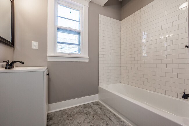 Building Photo - An Adorable 2BD/1BA Home That Has Been Renovated