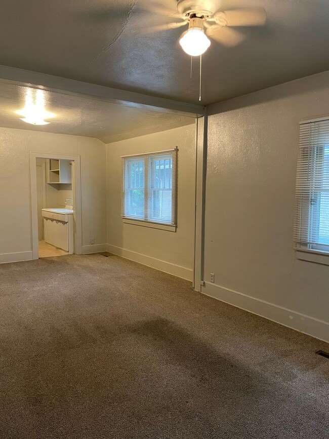 Building Photo - STUDENTS WELCOME! 1 Block North of CSU