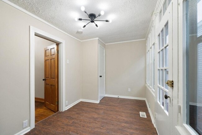 Building Photo - 1709 Ekin Ave