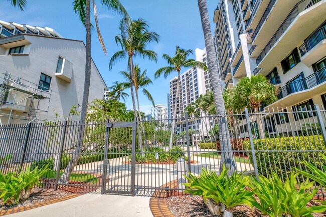 Building Photo - 540 Brickell Key Dr