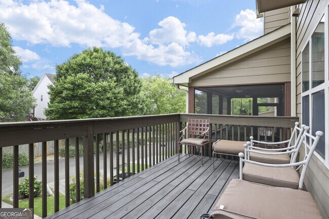 Building Photo - 423 Royal Cres Ln E