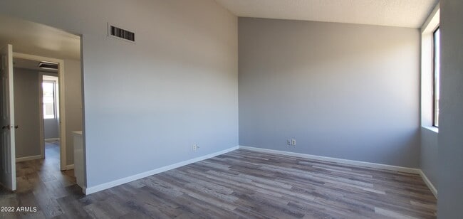 Building Photo - 3411 N 12th Pl