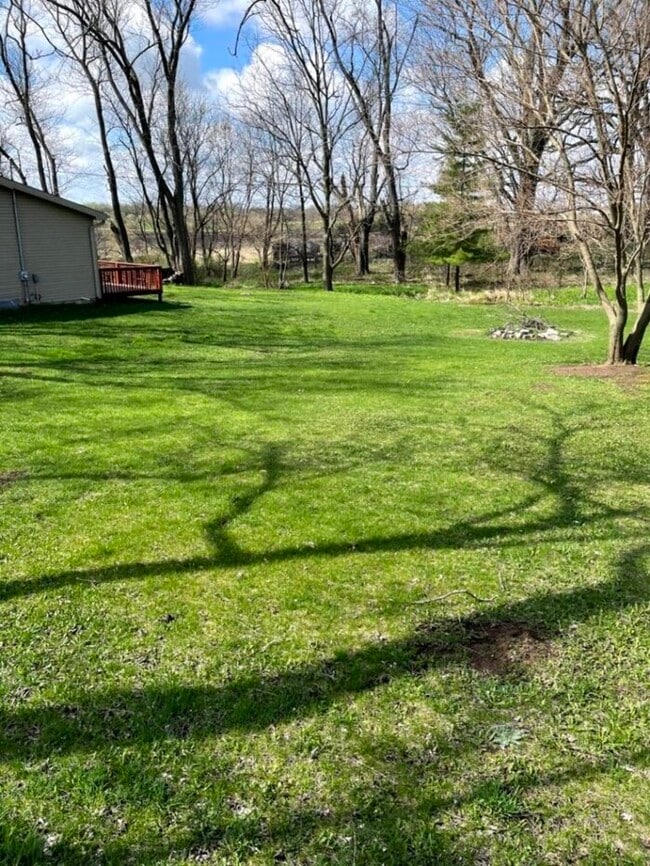 Building Photo - 3 bdrm/1 bath Country Ranch available April 1st!