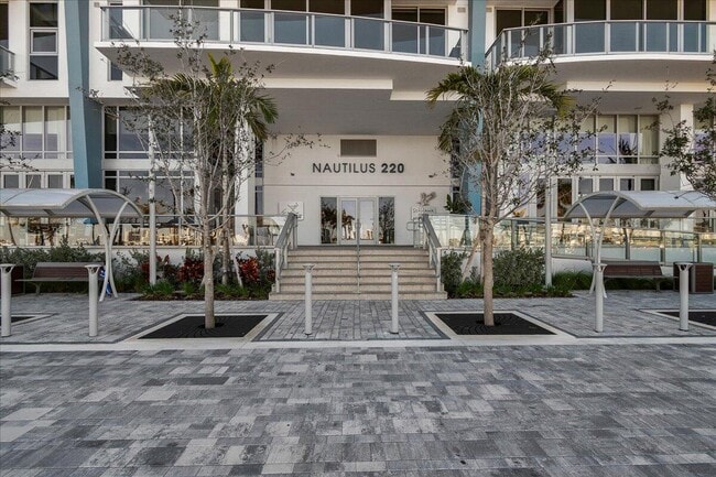 Building Photo - 220 Lake Shore Dr